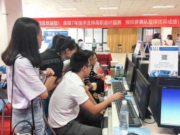 院校师生参观并体验产品